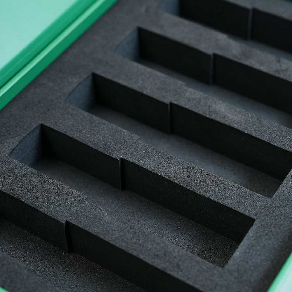 Custom cardboard gift box luxury cosmetic packaging box(2).jpg