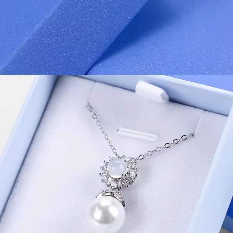 Included in the suede vintage luxury gift necklace box.jpg