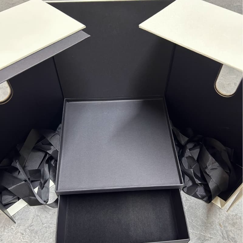 Double-door gift box + bow_WH_800x800px.jpg